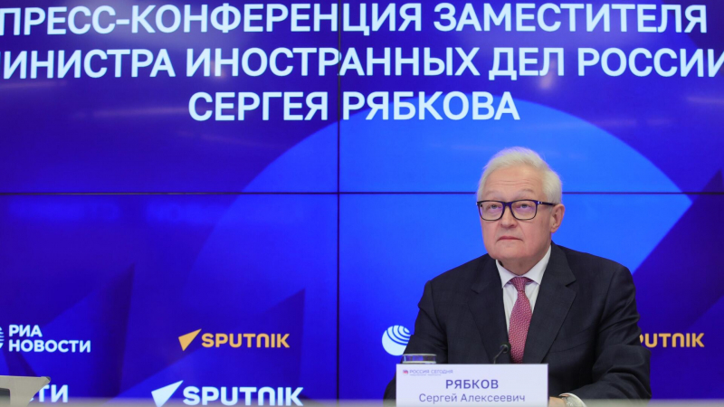 Асад находится в безопасности в России, заявил Рябков