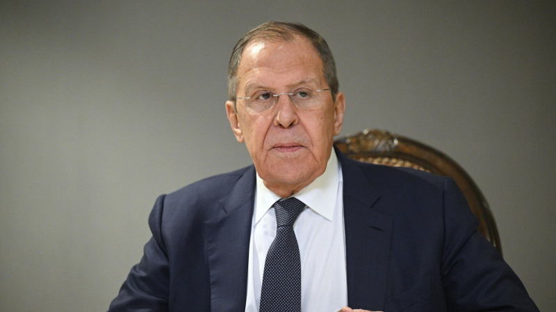 Запад вымаливает перемирие для Украины, заявил Лавров