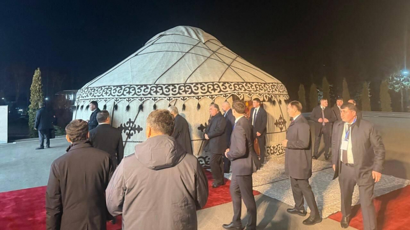 Глава Киргизии сделал национальные подарки лидерам стран ОДКБ