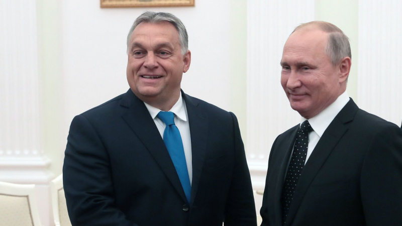 Орбан обсуждал с Путиным и Трампом подготовку к саммиту, сообщил Сийярто