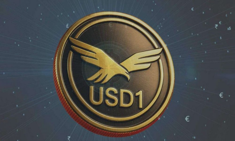 Cвязанный с Трампом cтейблкоин USD1 испытал колебания из‑за координированной атаки