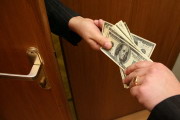 Доходам чиновников назначили "своих" проверяющих